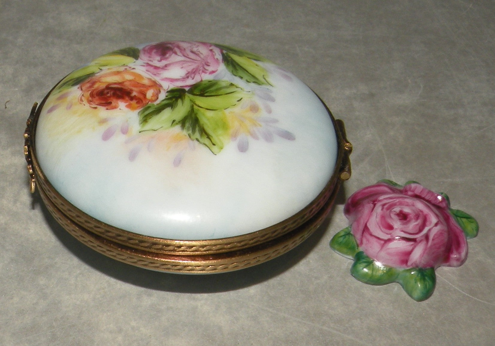 Round box with old rose Limoges Box number 95