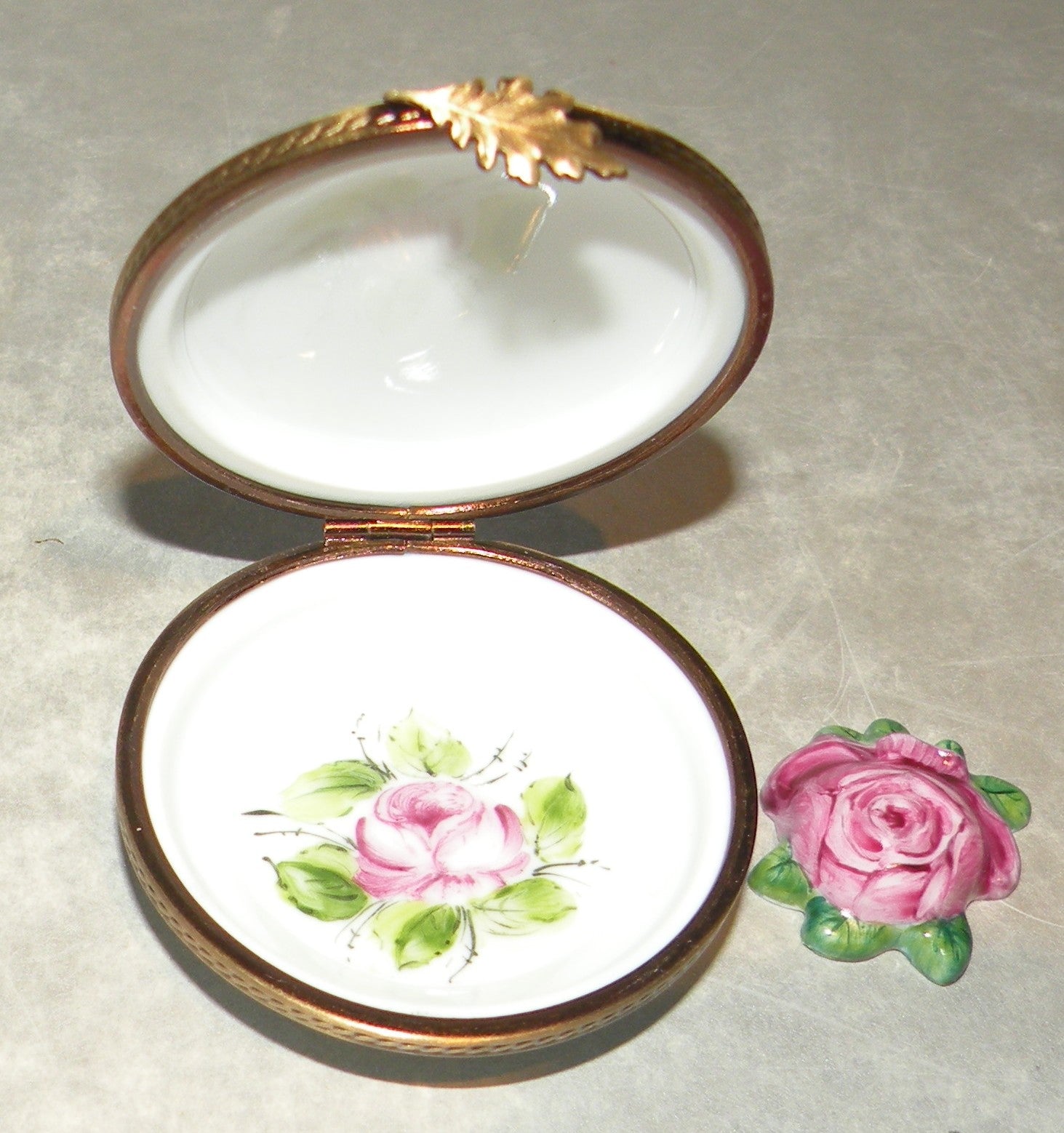 Round box with old rose Limoges Box number 95