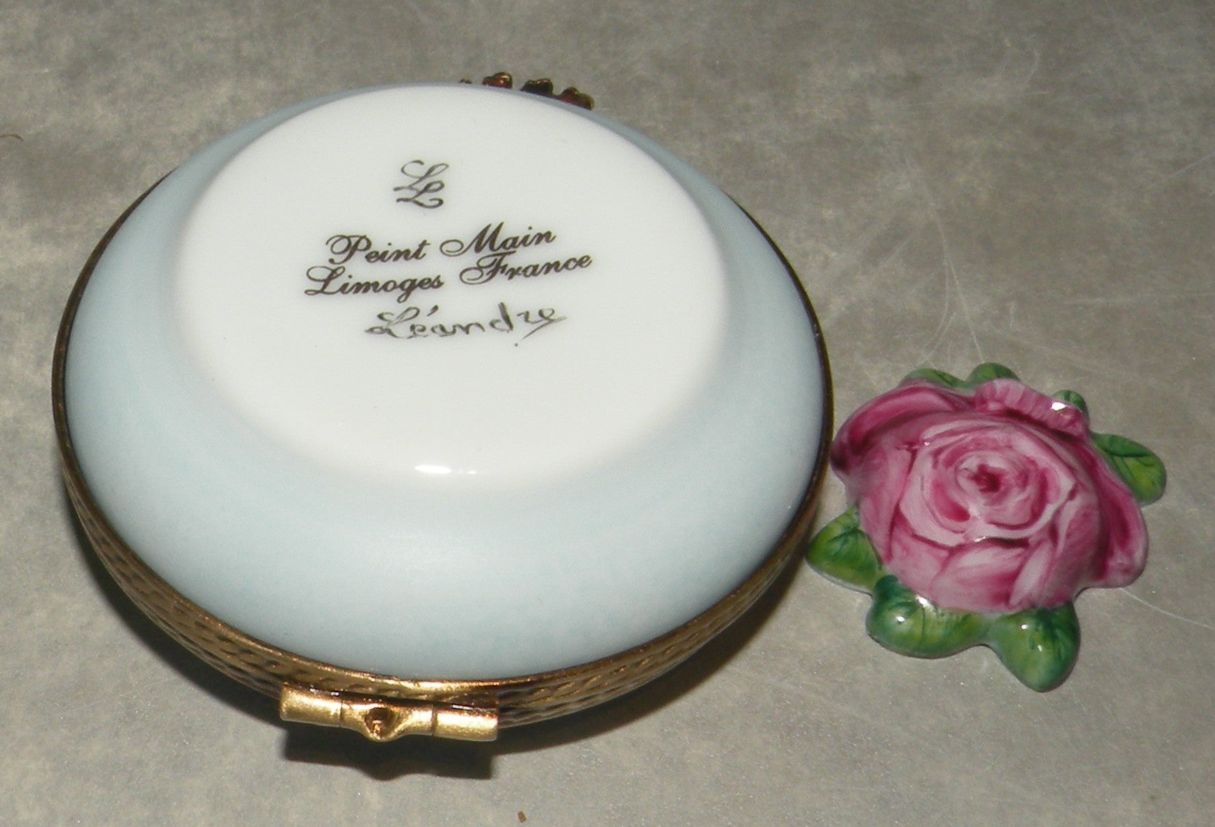 Round box with old rose Limoges Box number 95