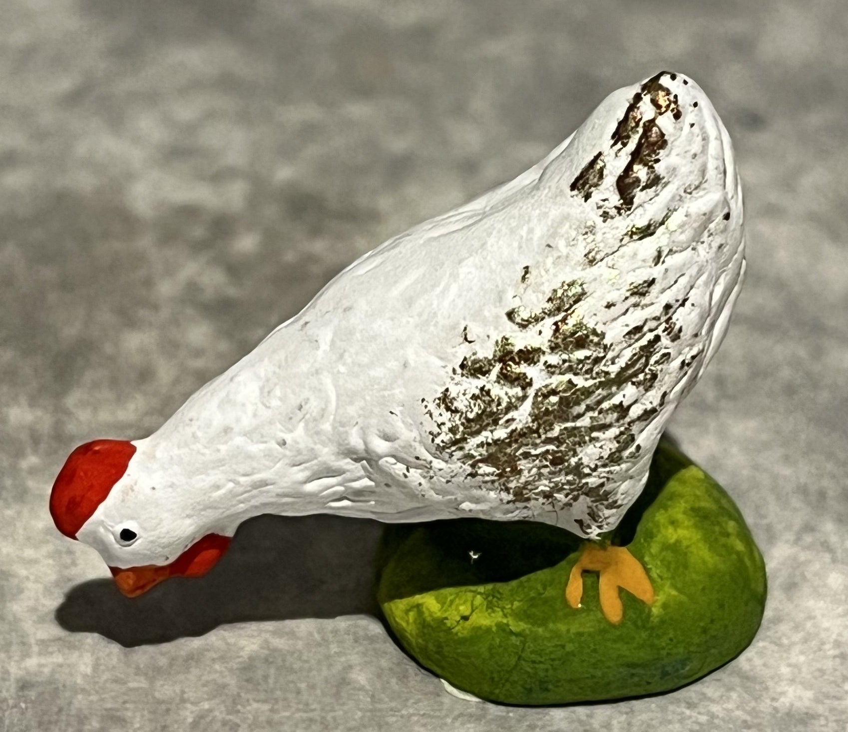 White hen eating, Carbonel, N. 3