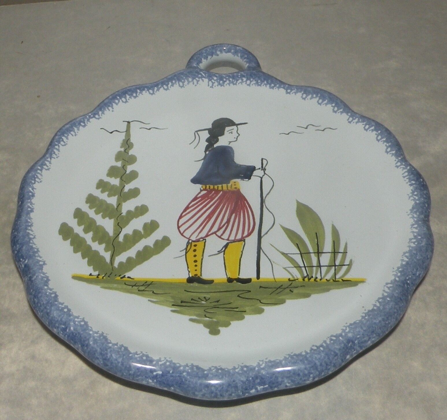 Dish with handle, with a Man Mistral Blue