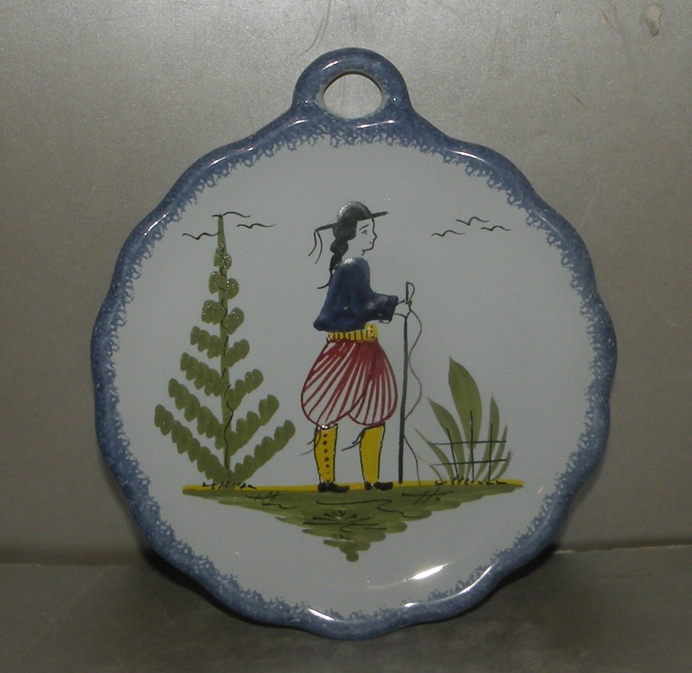 Dish with handle, with a Man Mistral Blue
