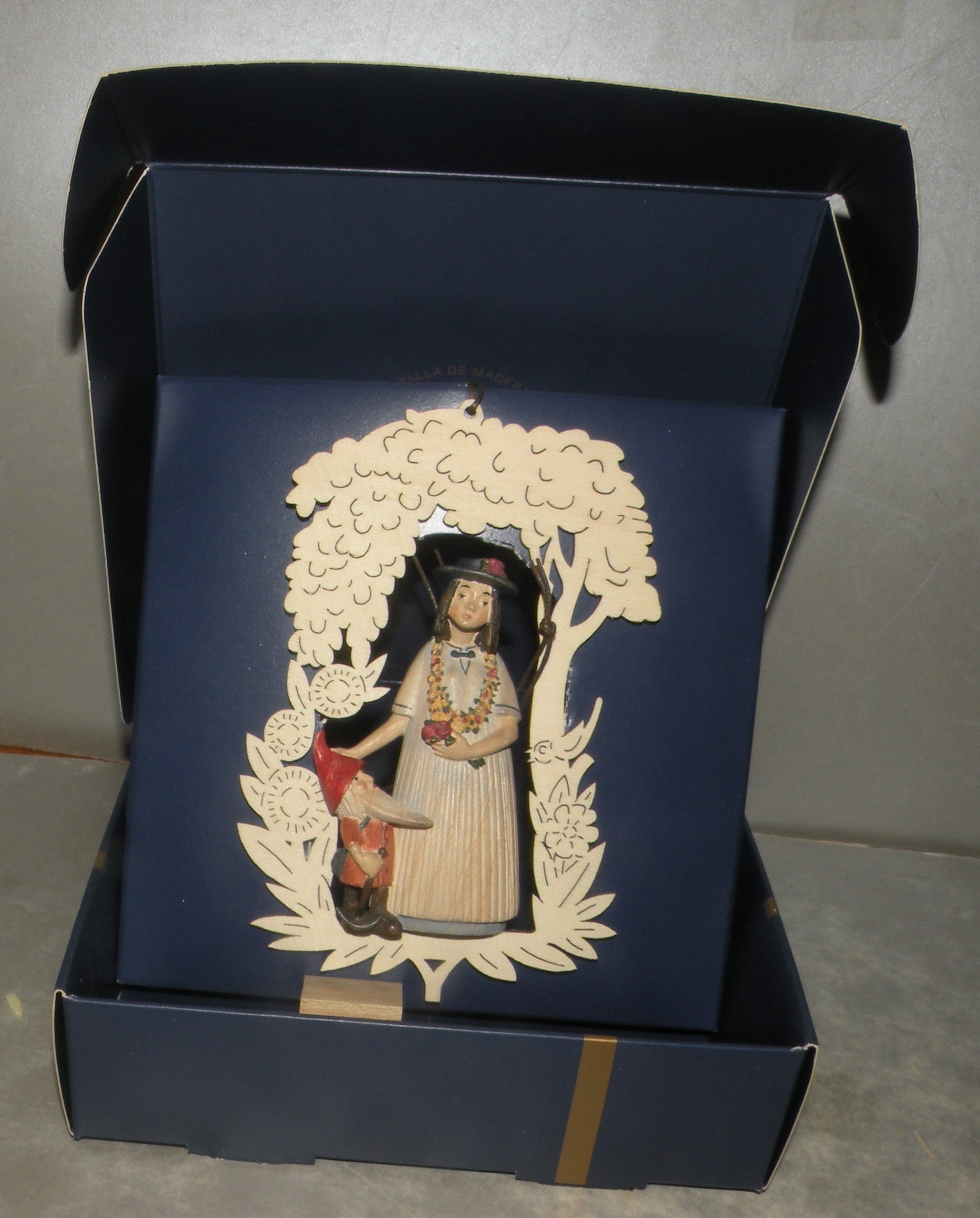 Snow White with ornament  - 07998 - A