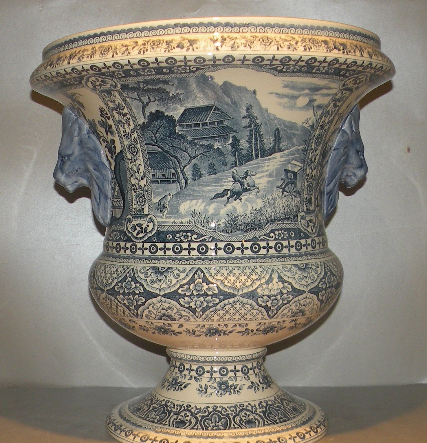 Medici urn Delft Cavalier, Art Faience