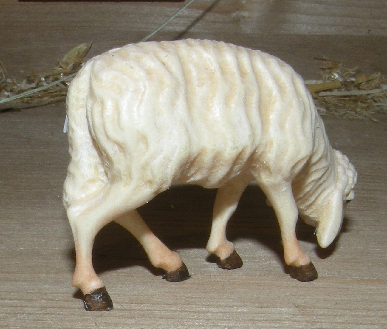 Sheep grazing - Folk nativity dressed- 21103