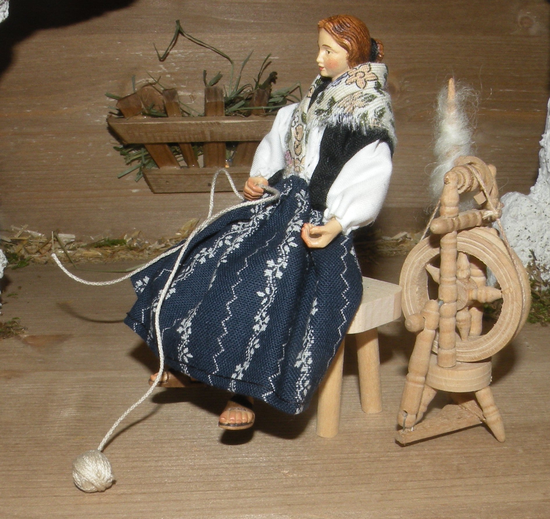 Spinning woman with spinning-wheel - Folk nativity dressed- 10901-501