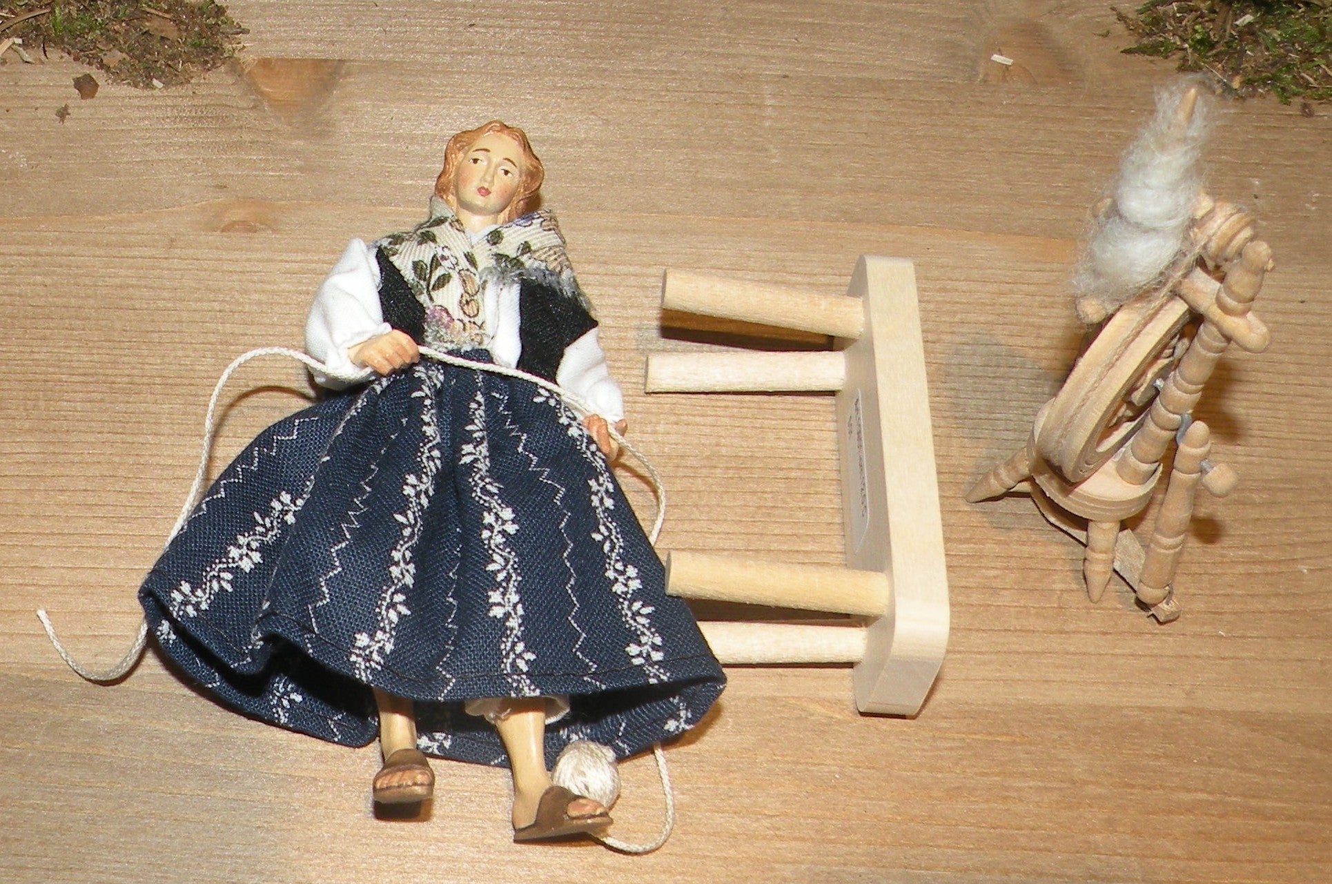 Spinning woman with spinning-wheel - Folk nativity dressed- 10901-501