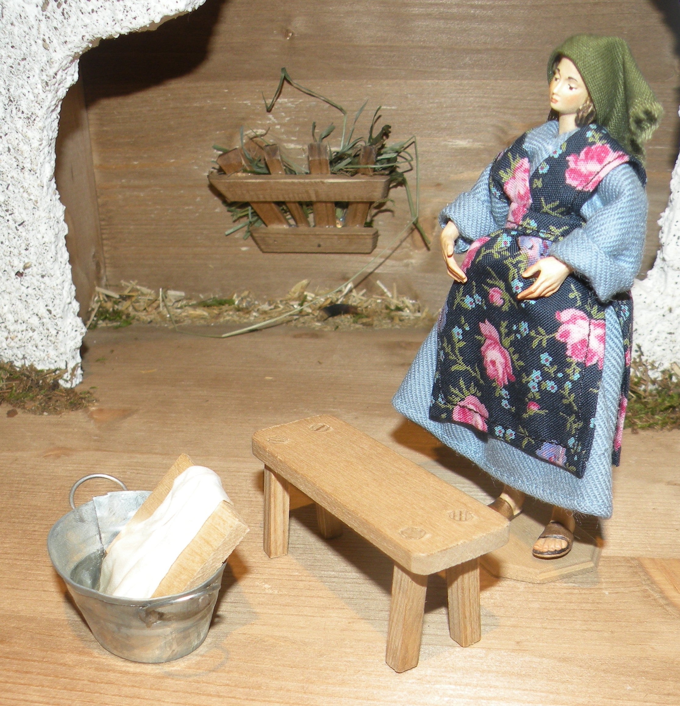 Washerwoman with basin - Folk nativity dressed- 10901-491