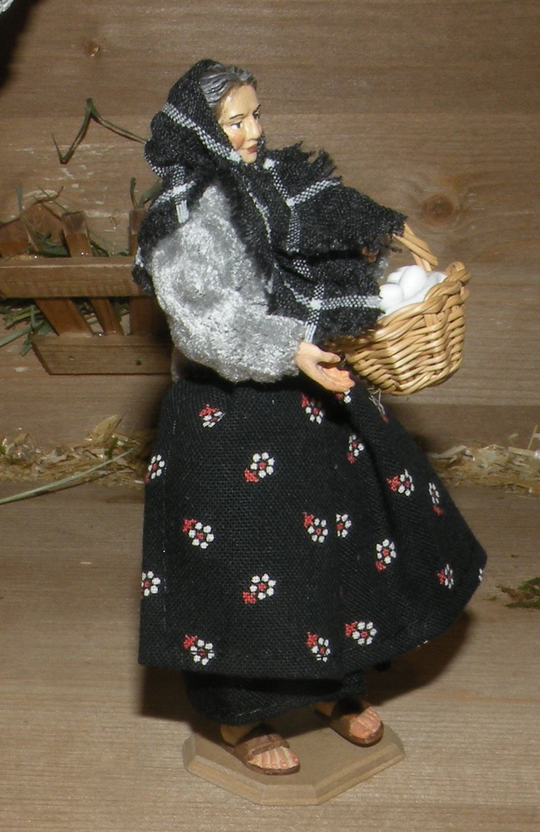 Grandmother with basket with eggs - Folk nativity dressed- 10901-481