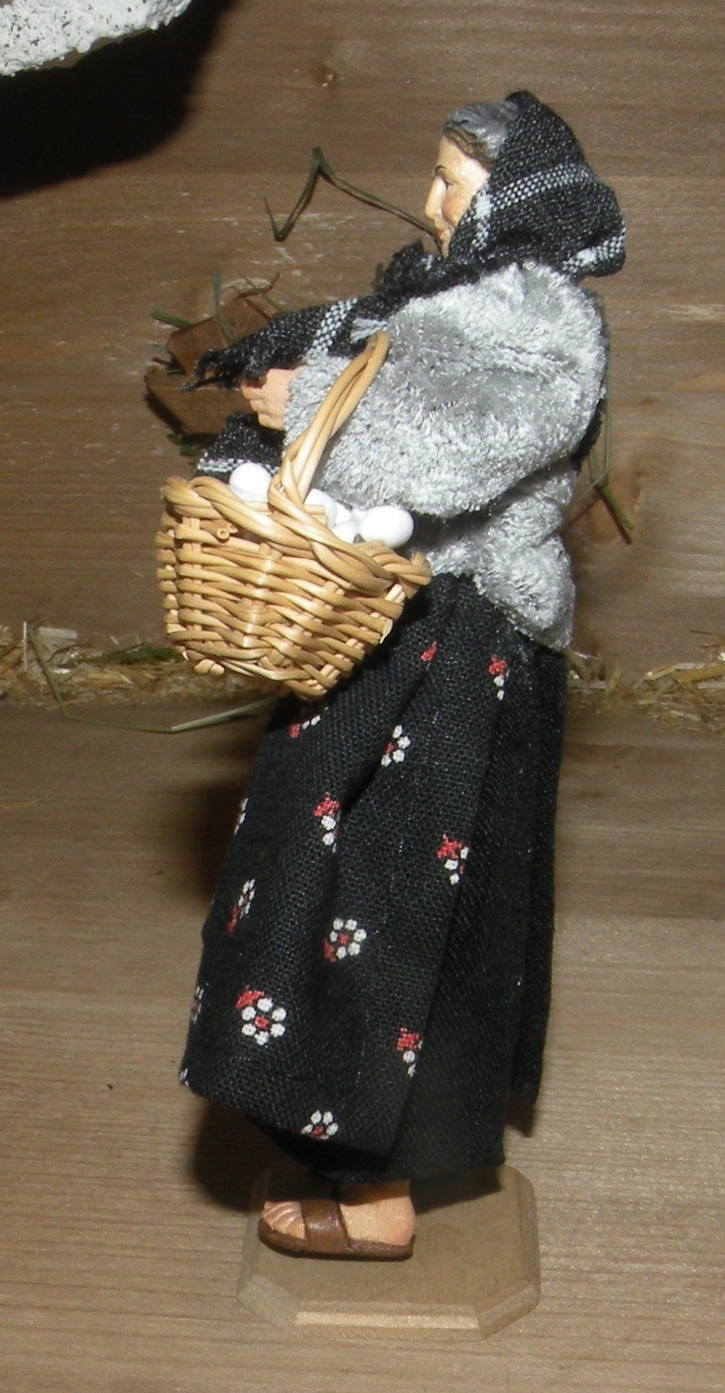 Grandmother with basket with eggs - Folk nativity dressed- 10901-481