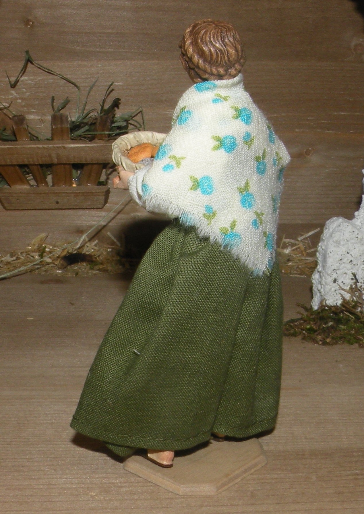 Woman with bread-basket - Folk nativity dressed- 10901-471