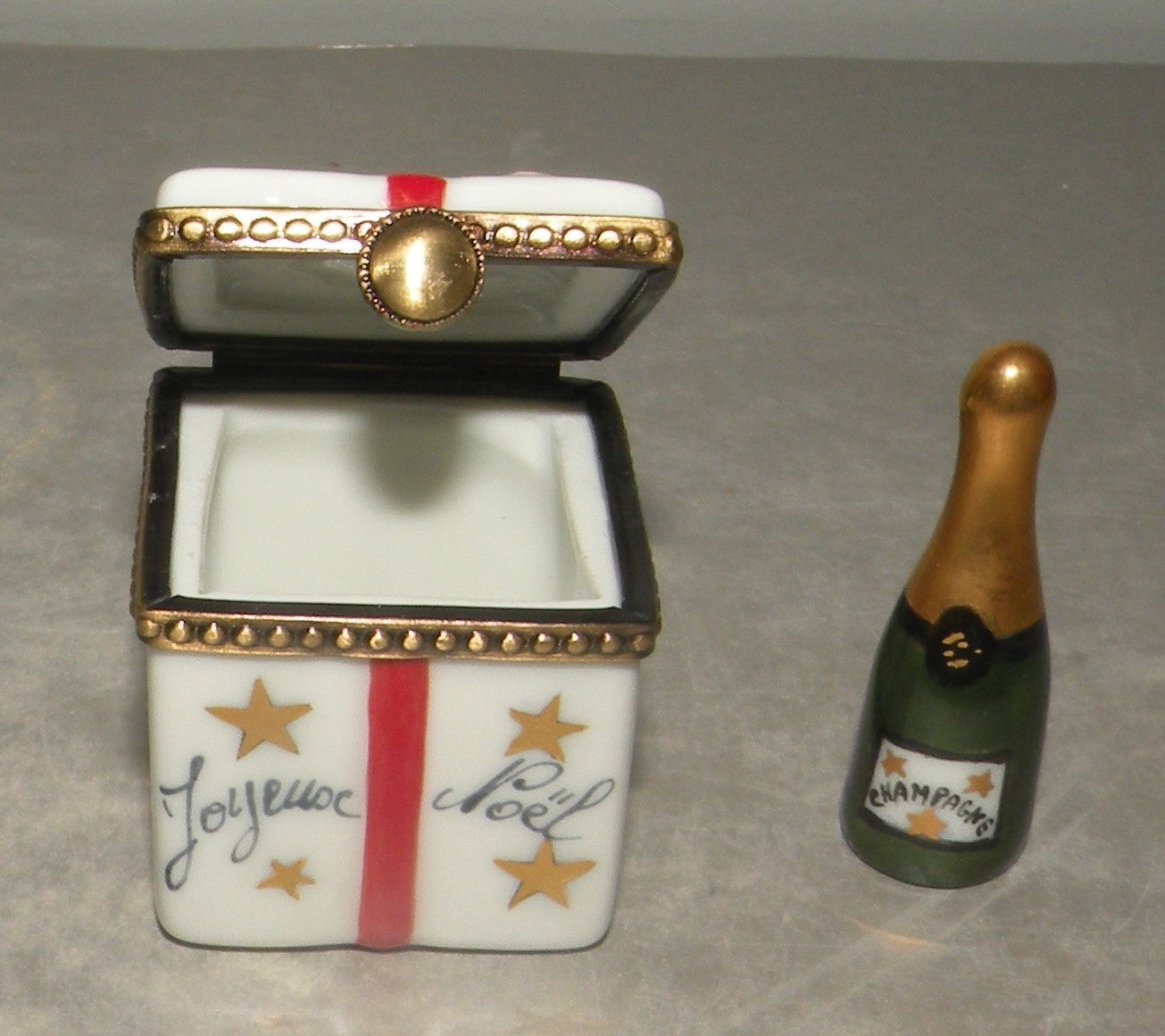 Merry Christmas Gift Box, Limoges Box number 16