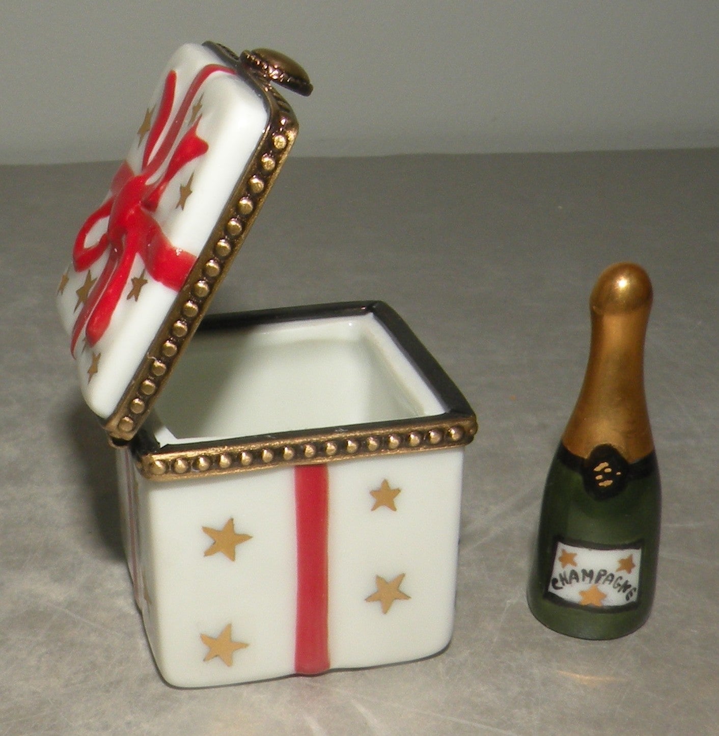Merry Christmas Gift Box, Limoges Box number 16