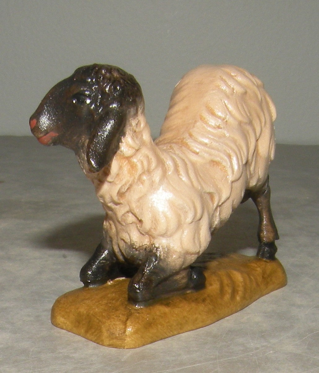 Sheep kneeling Black Head ( 21204 -S ) ,   Rustic
