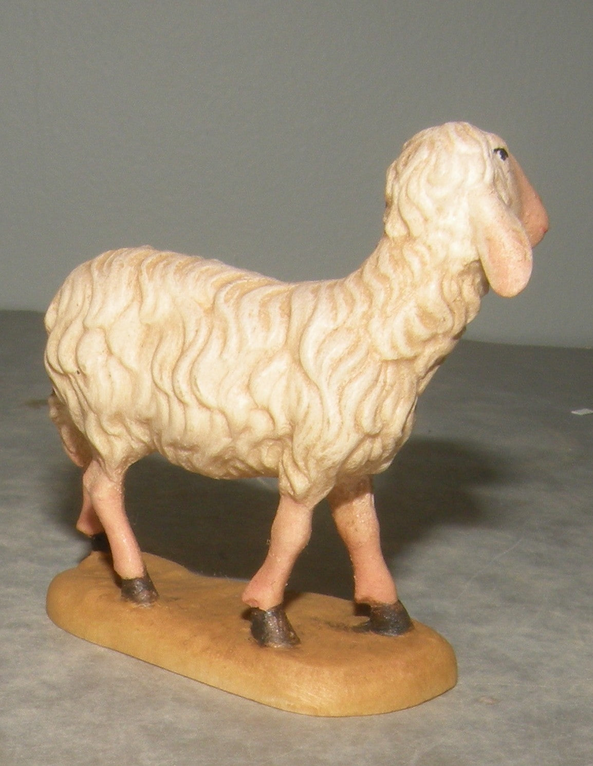 Sheep standing  ( 21205 ) ,   Folkloristic