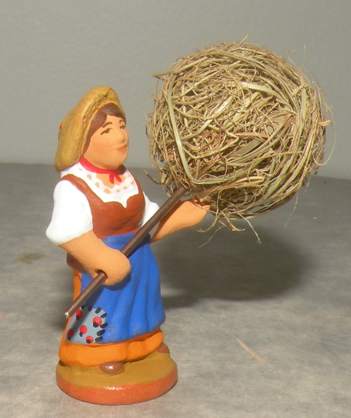 Woman with hay, Fouque, 4 cm