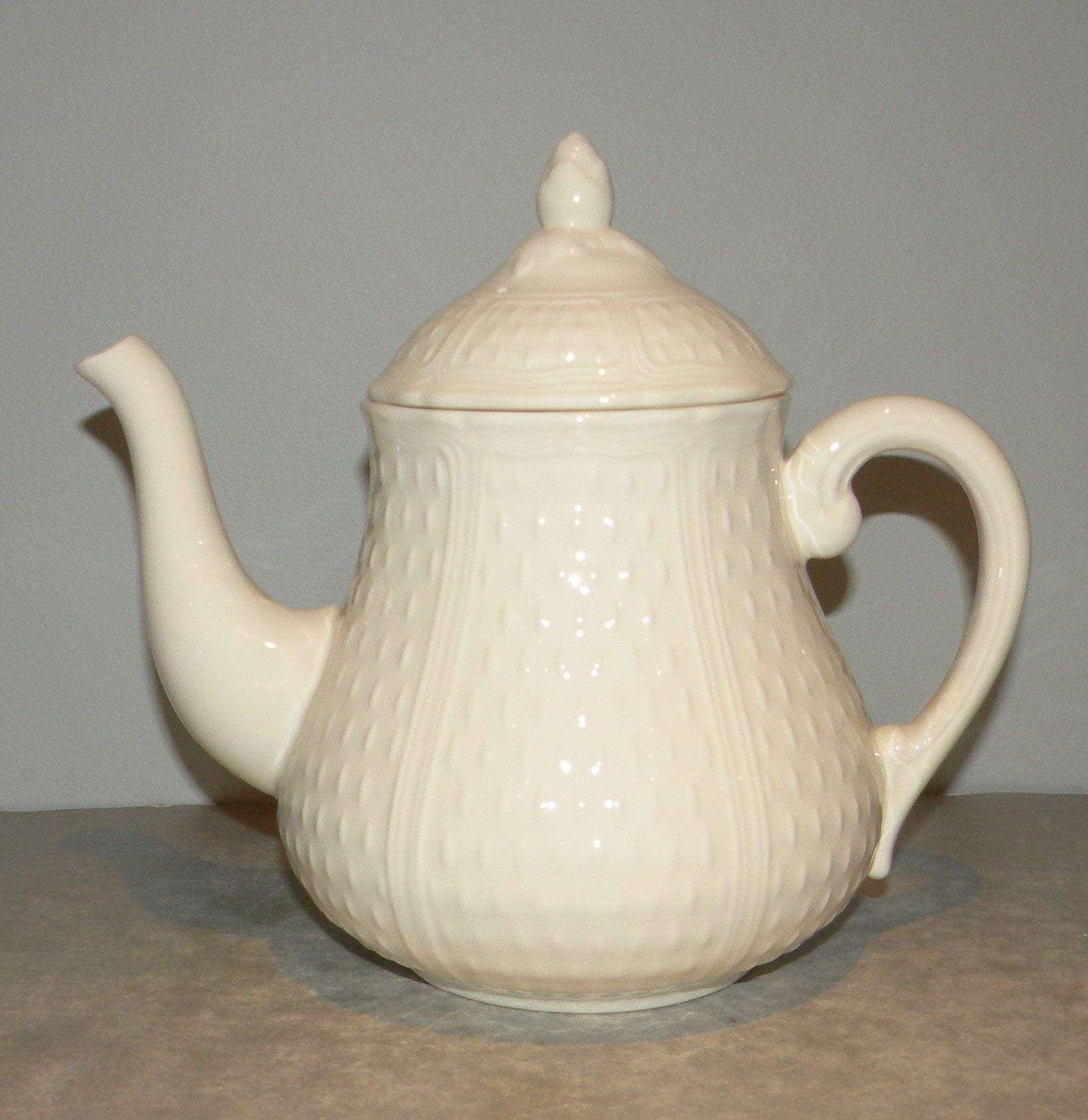 Tea Pot, Pont Aux Choux White