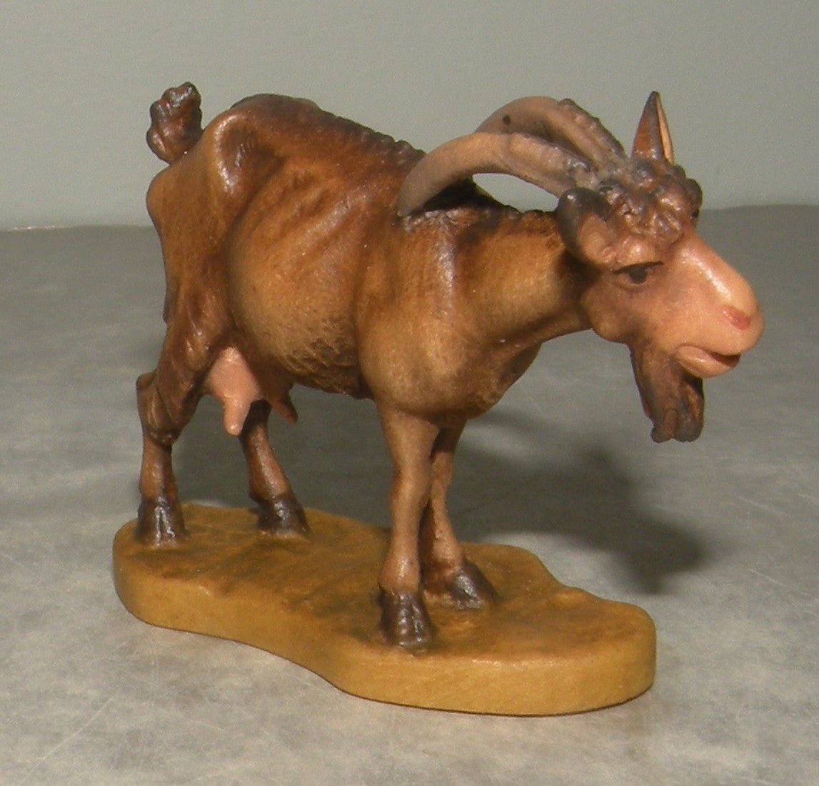 Goat looking down ( 21301 ) ,   Folkloristic