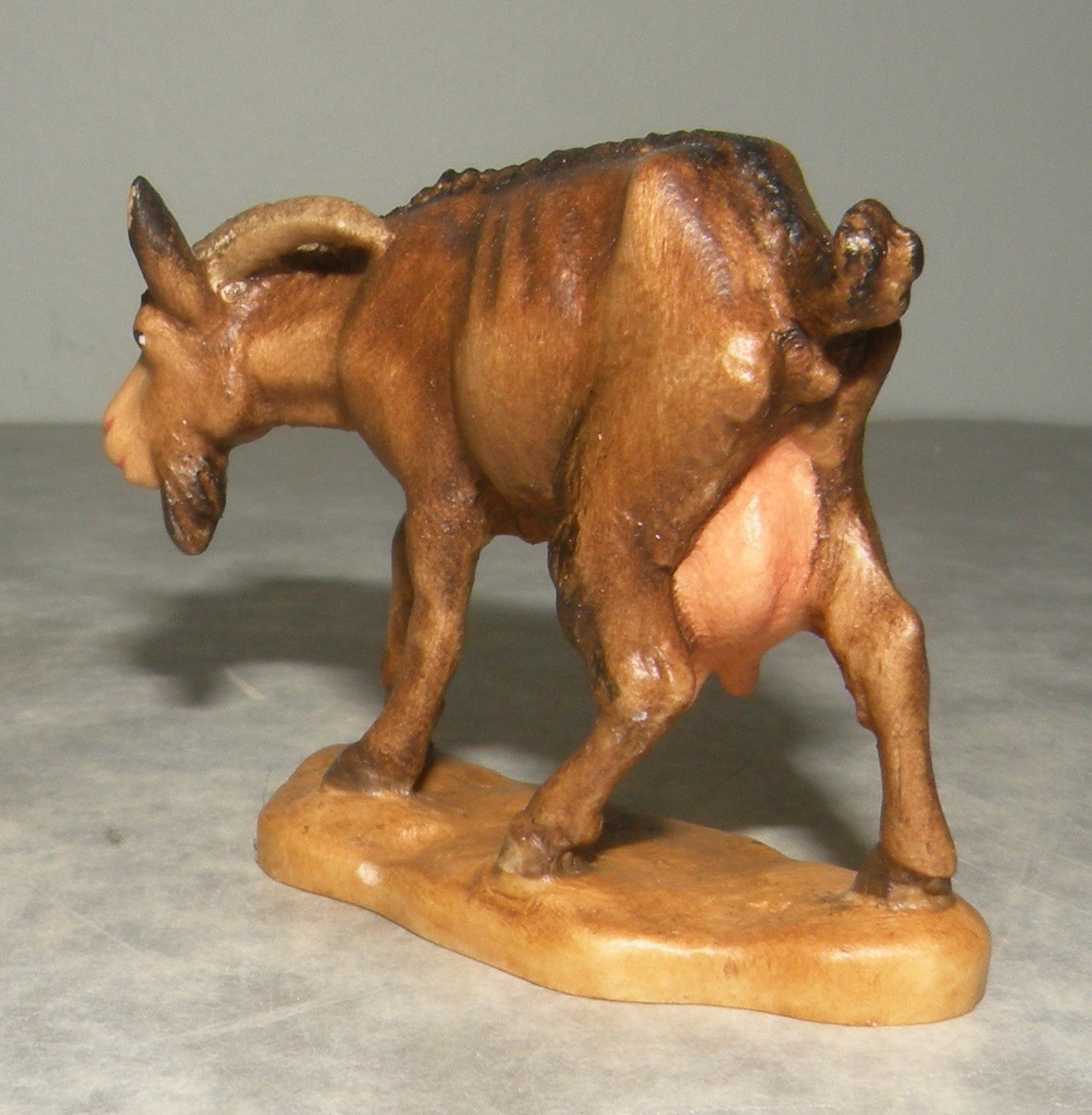 Goat with its head down ( 21302 )  ,  Giner
