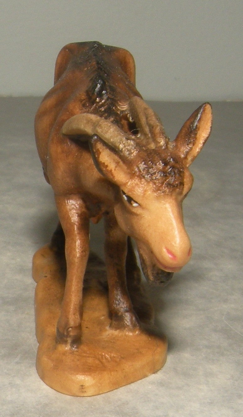 Goat with its head down ( 21302 )  ,   Rustic