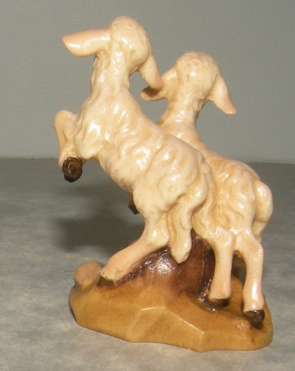 Couple of lambs hopping  ( 21280 ) ,   Folkloristic