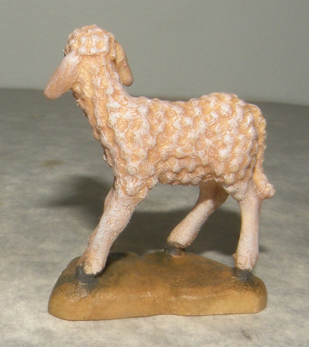 Lamb standing  ( 21287 )  ,   Rustic