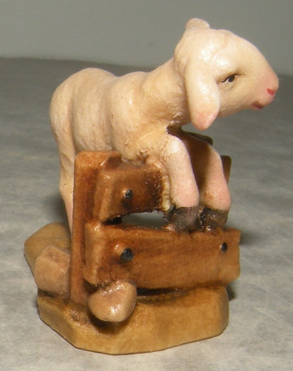 Lamb on the hedge  ( 21285 ) ,   Folkloristic