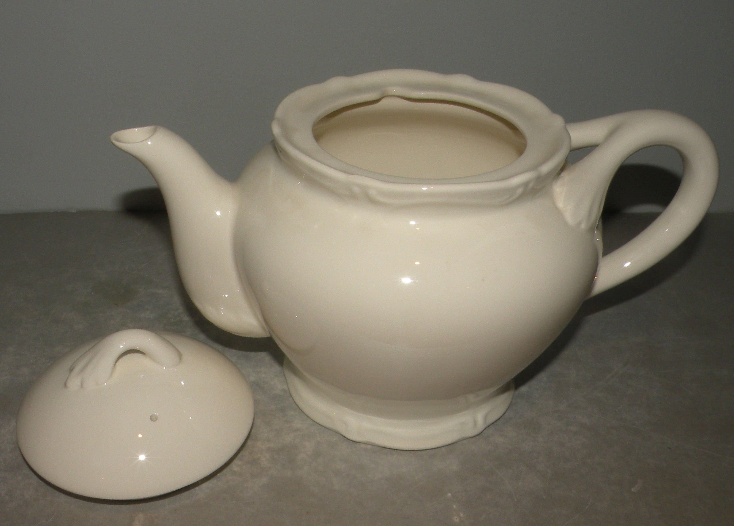 Tea Pot, Rocaille White
