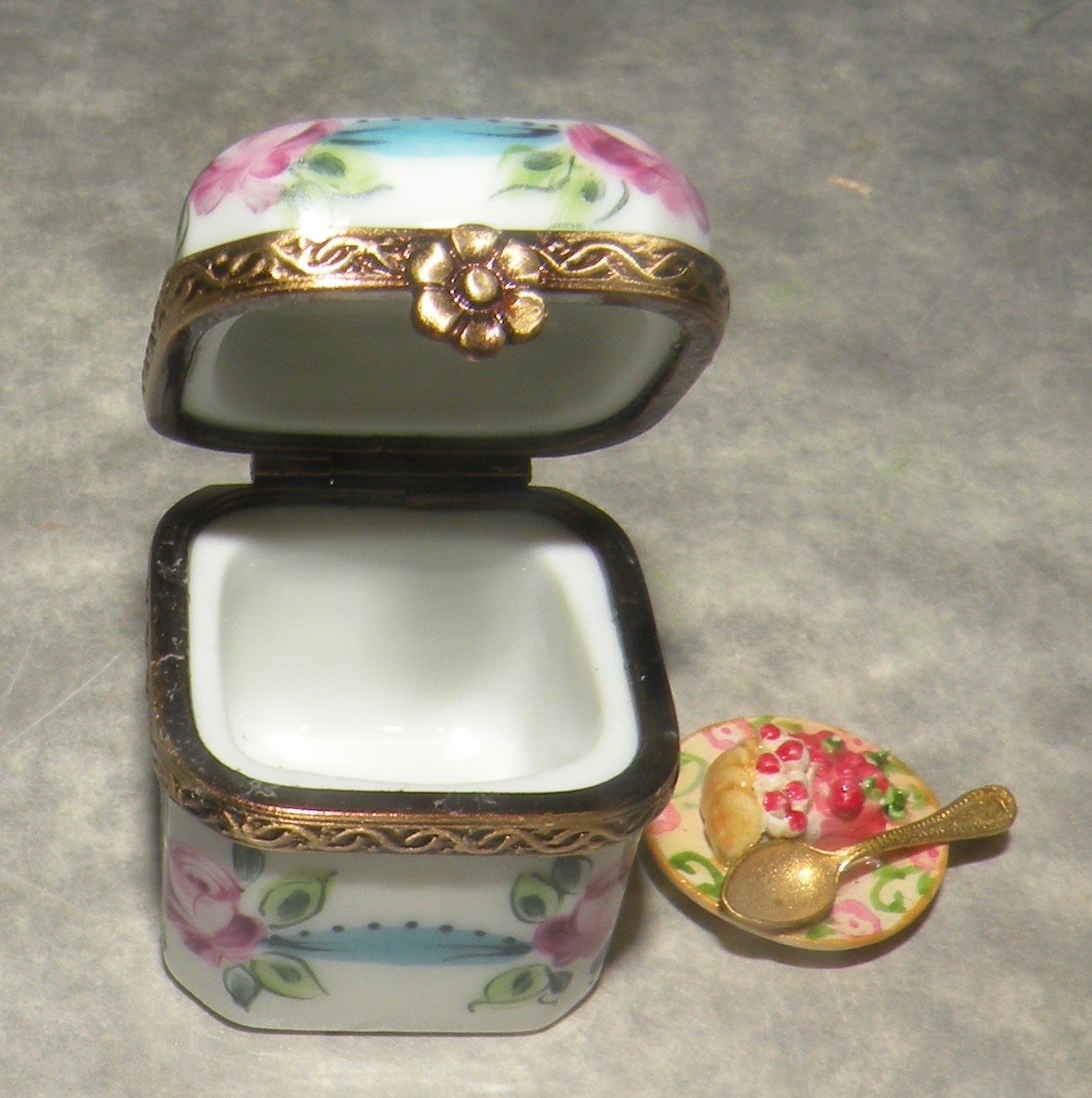 High Square Box 3 Roses,  Limoges Box number  42