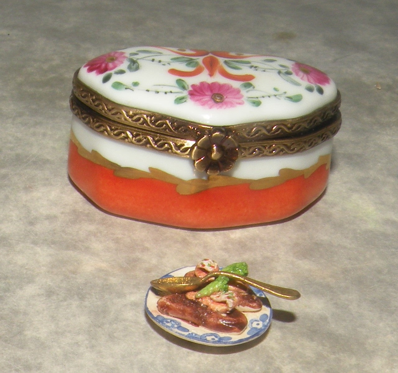 Oval Pompadour ,  Limoges Box number  67