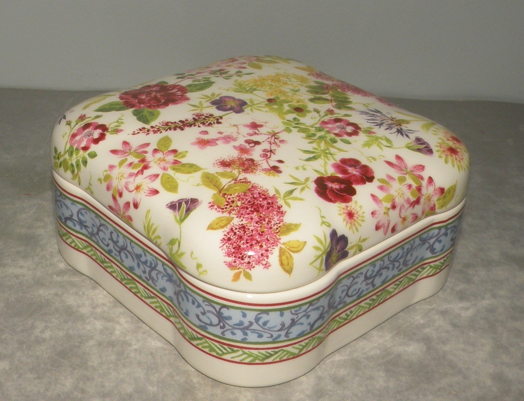 Square Candy Box, Millefleurs