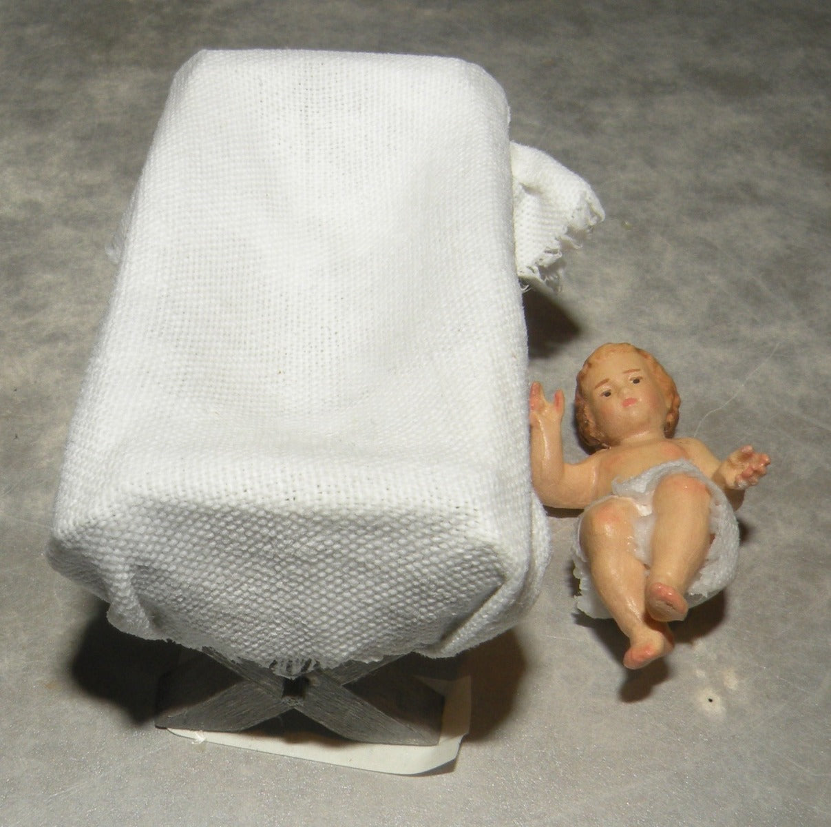 Infant Jesus with cradle 2 pieces - Folk nativity dressed- 10901-01A