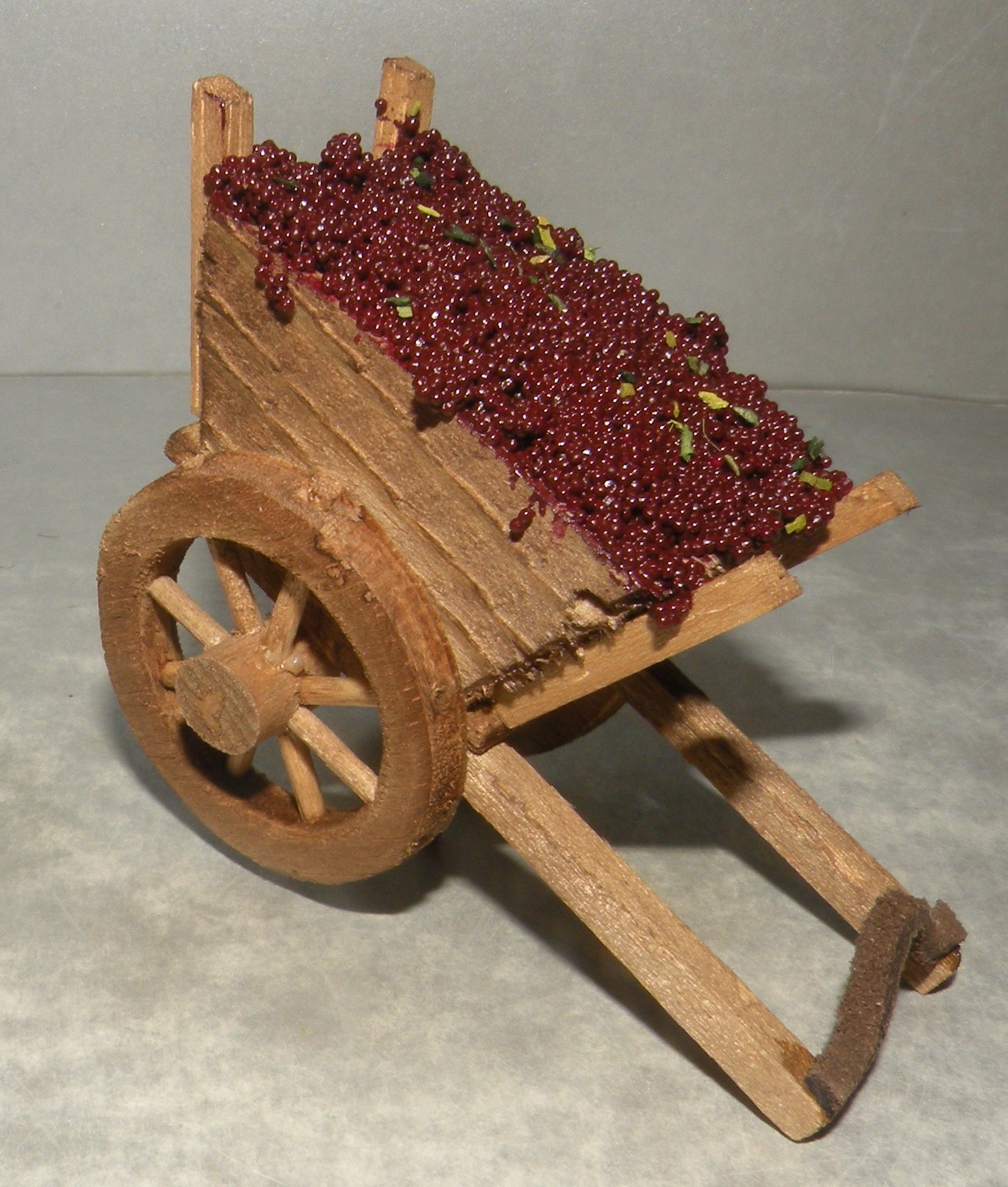 Cart of Grapes  Didier 4 Cm