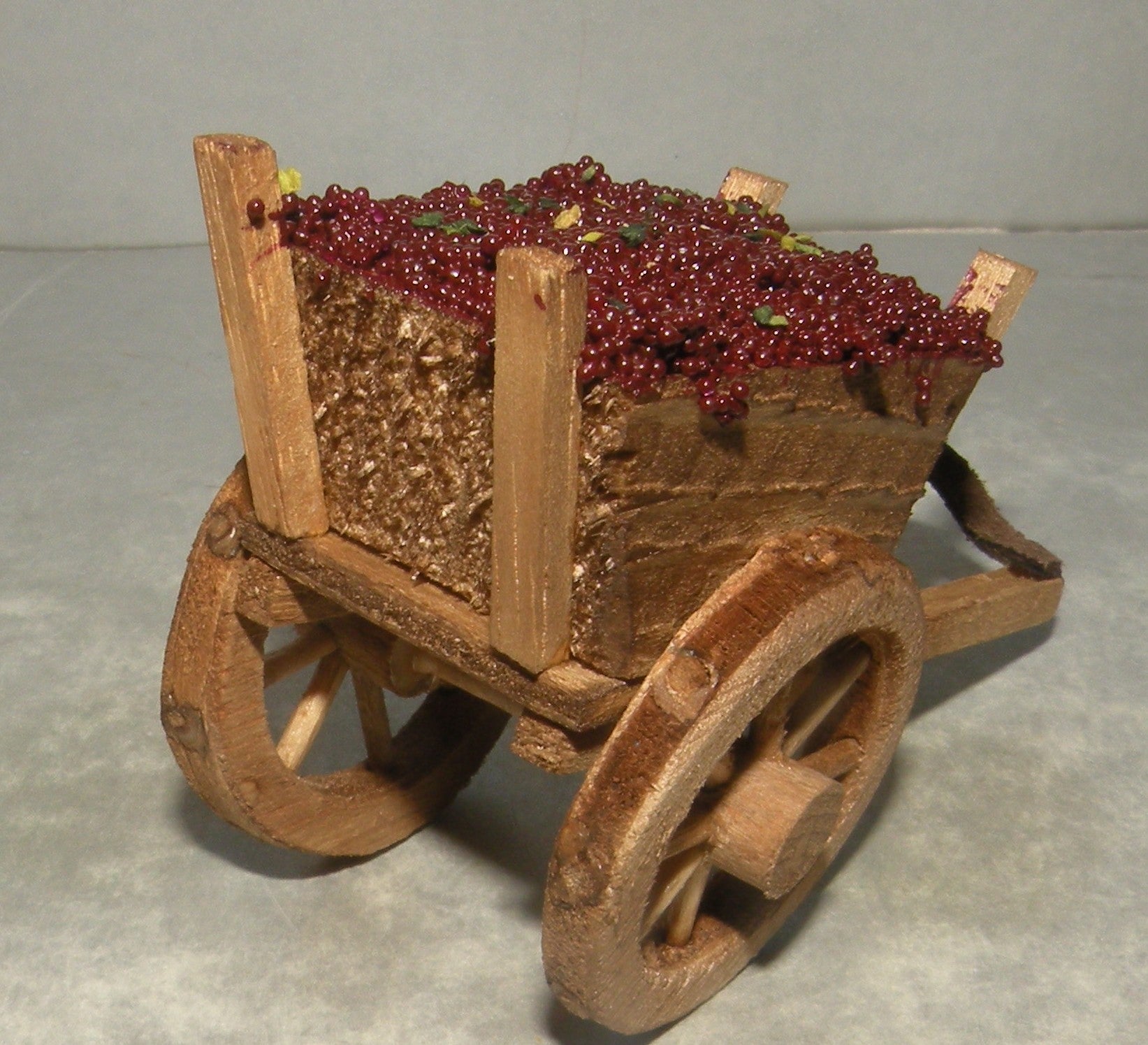 Cart of Grapes  Didier 4 Cm
