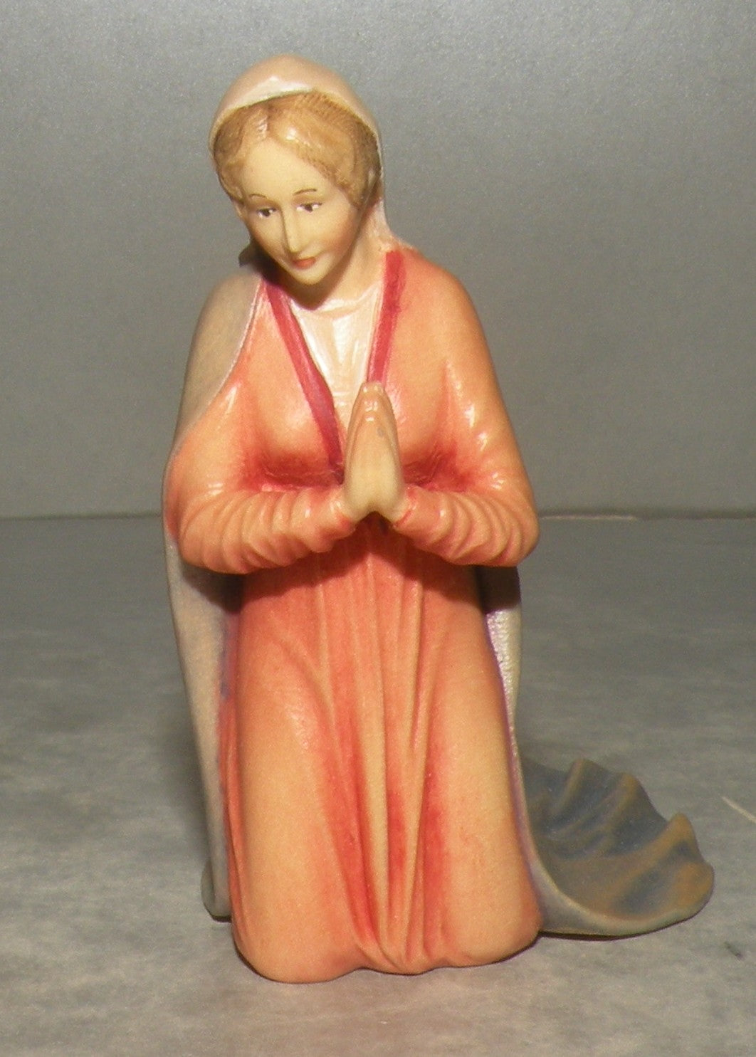 Maria kneeling Venetian Nativity